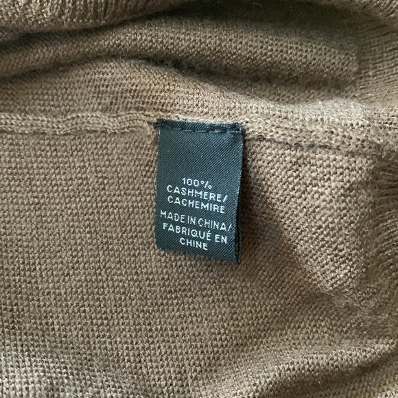 EUC/NWOT Saks Fifth Avenue Cashmere V-Neck Sweater - Picture 4 of 4